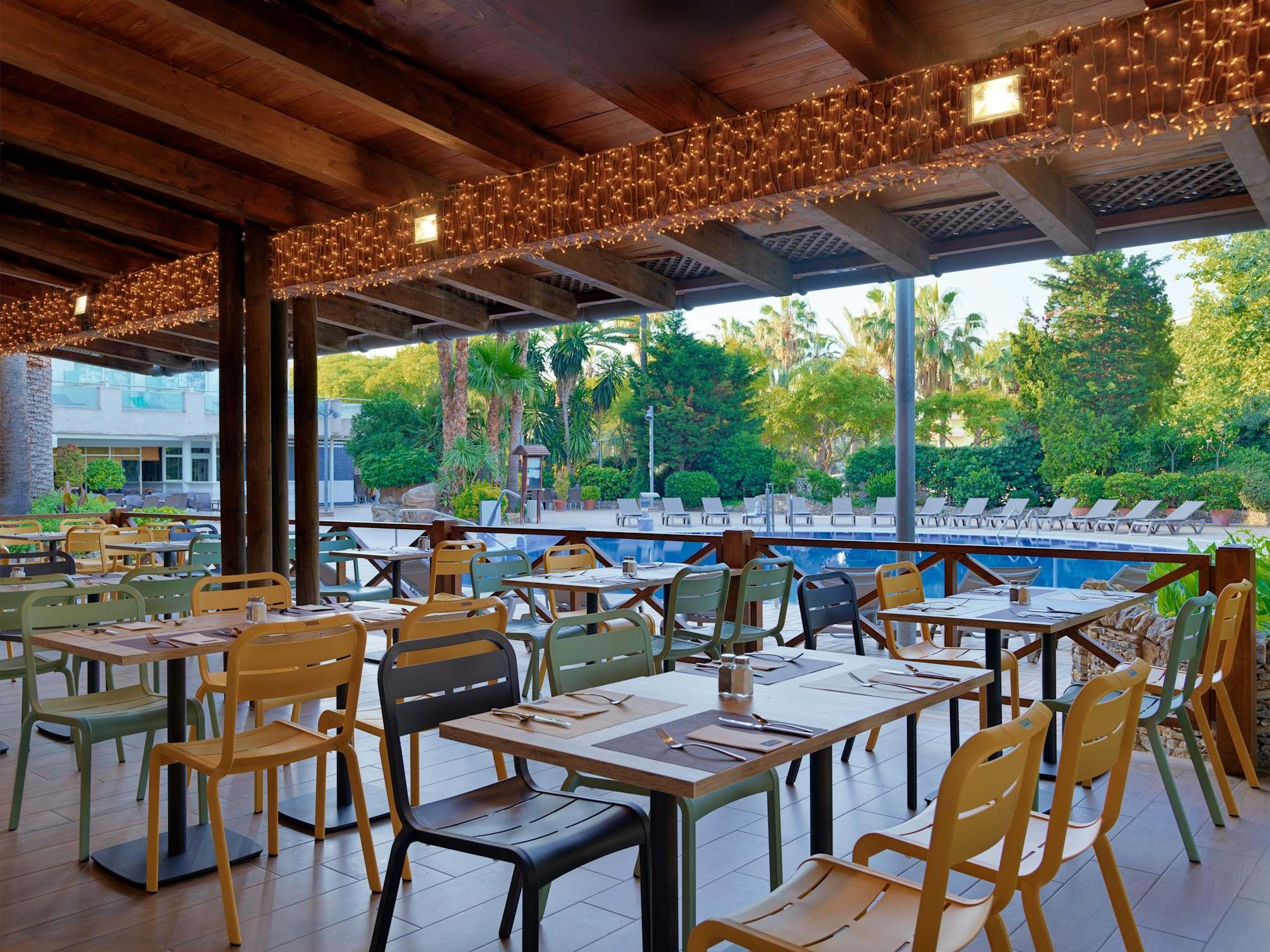 Poolside dining at Sol Port Cambrils Hotel