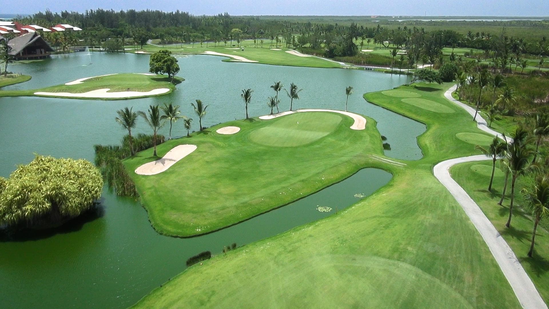 Overhead view of an island green with sand bunkers