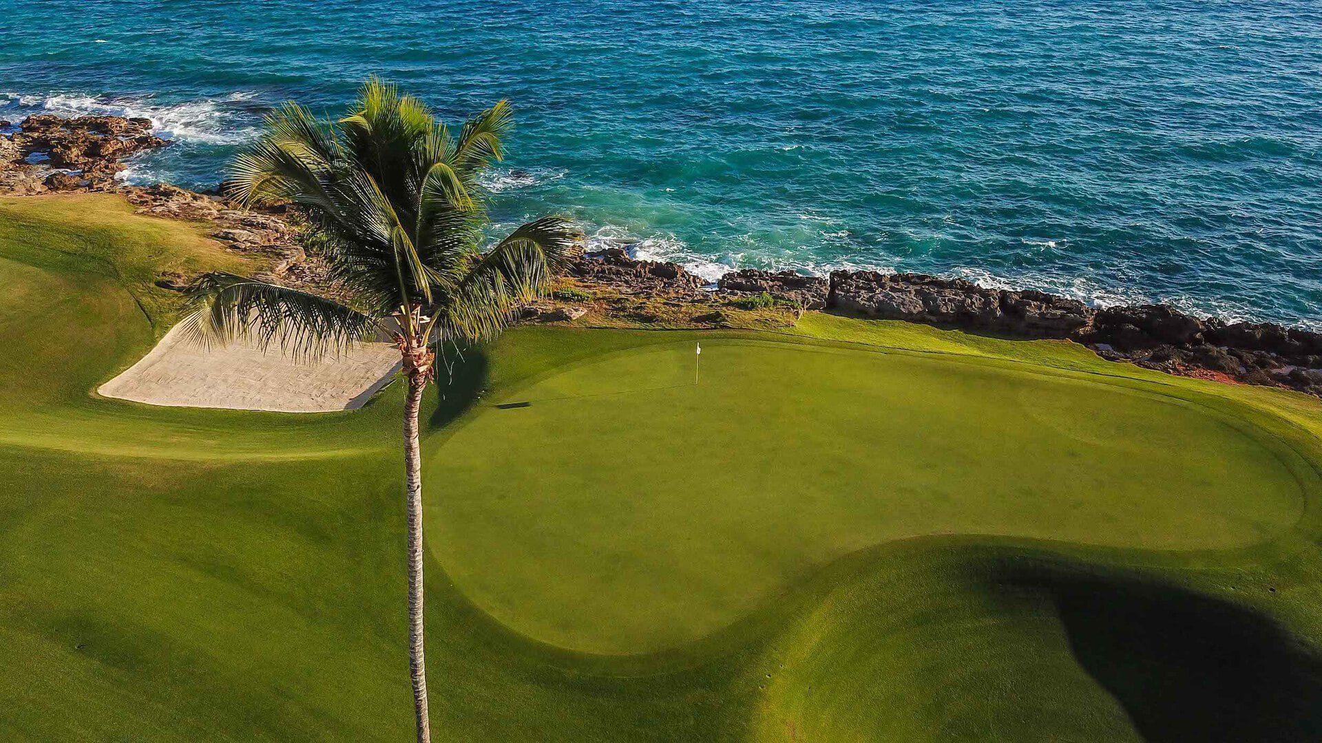 Coastal green with sand bunkers