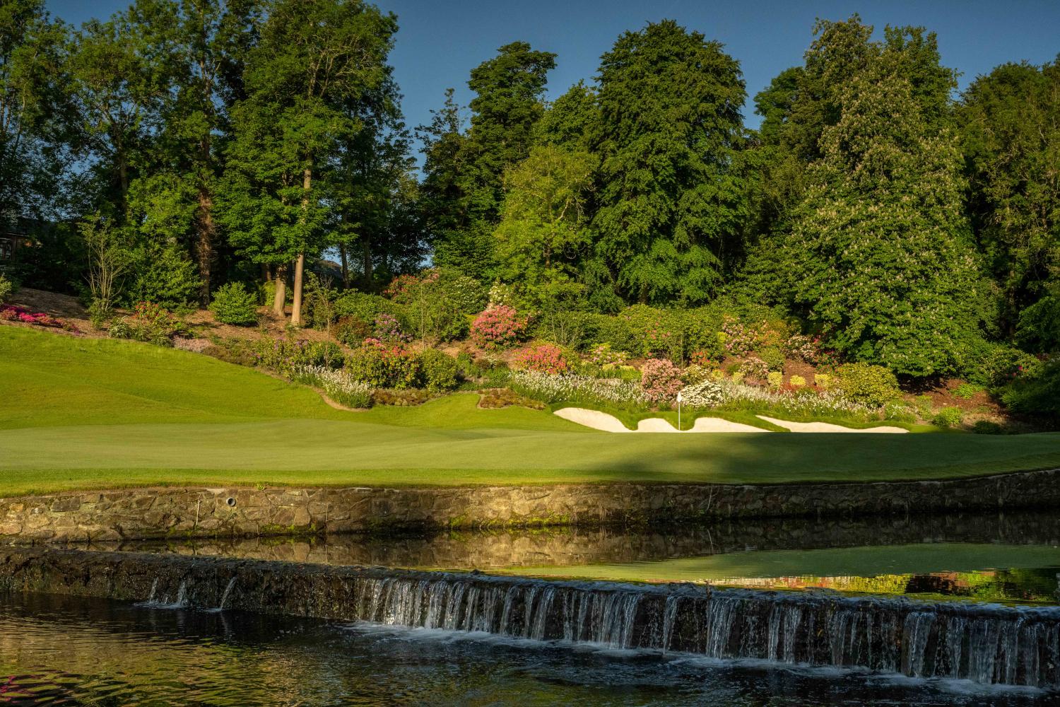 A elevated green next to a water hazard