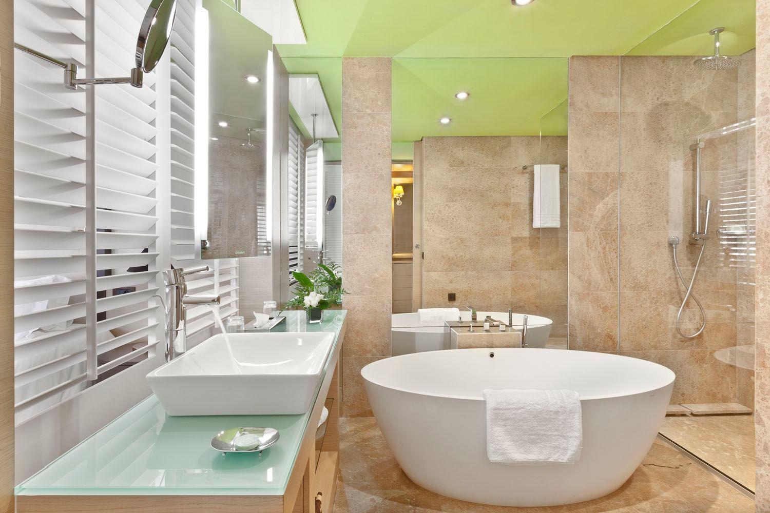 Bathroom as part of a double bed suite at Hotel du Golf by Pickalbatros