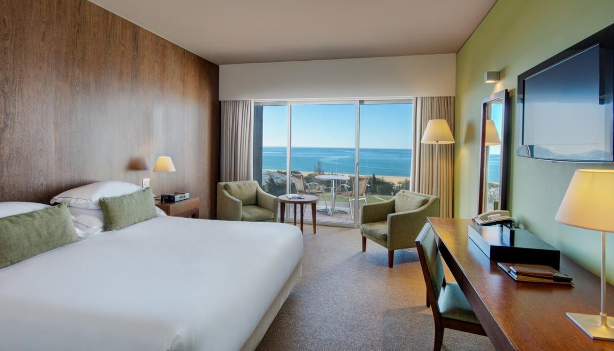 Double bed room with a balcony view of the sea