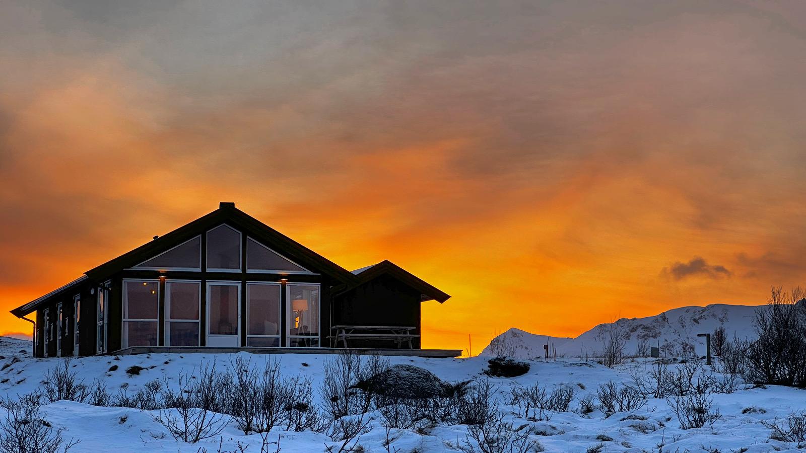 Sun setting in the background over a Lofoten Links lodge