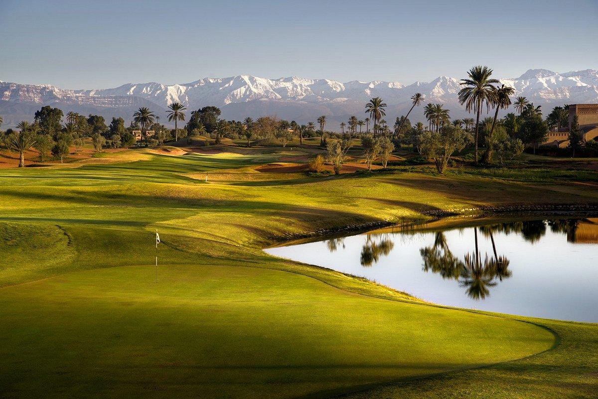 A well maintained fairway running besides a water hazard