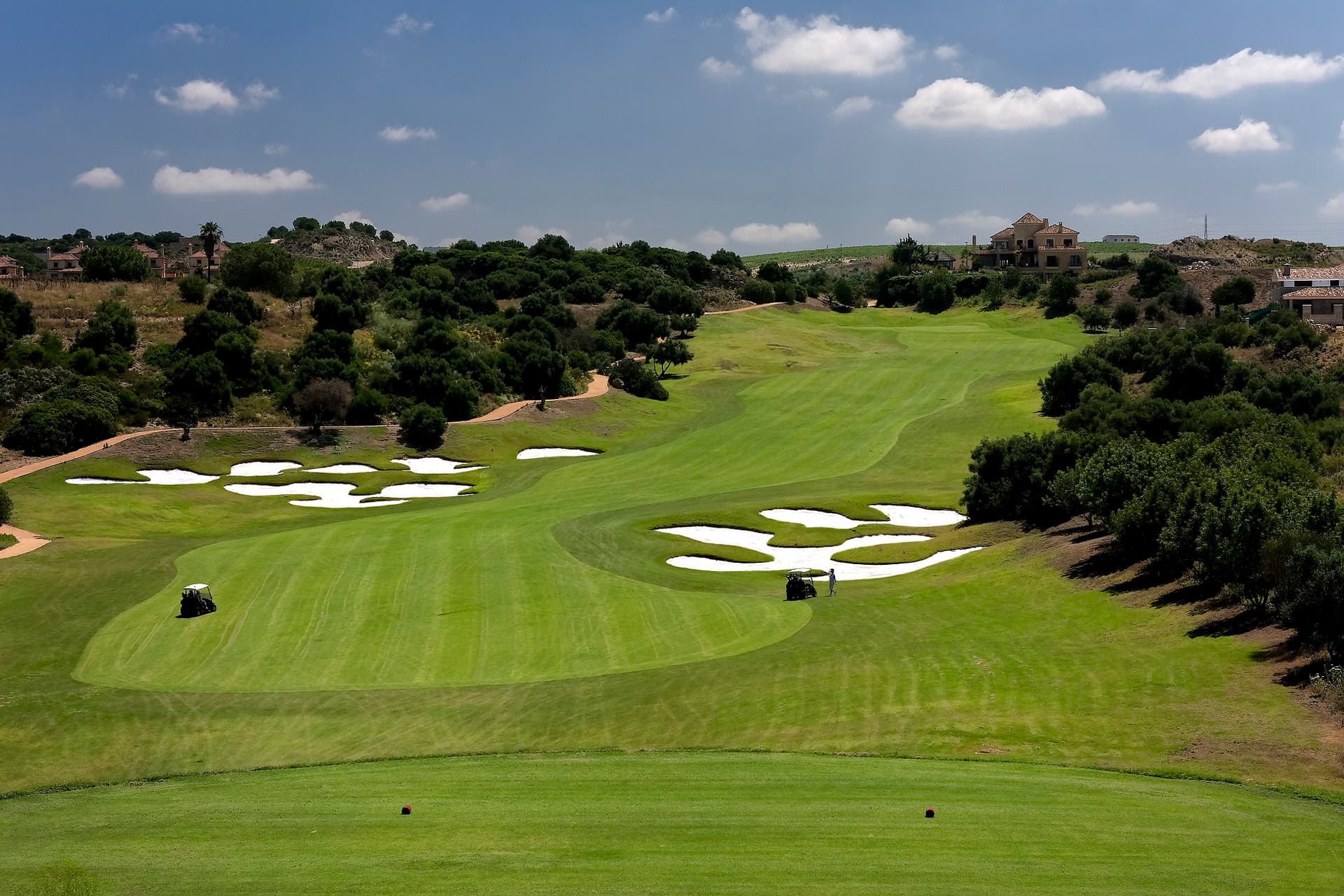 Narrow, undulating fairway. View from the tee box