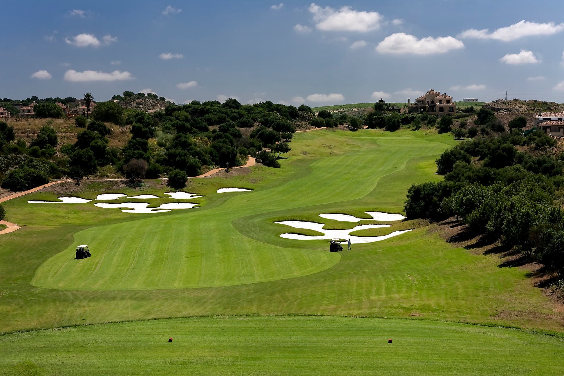 Narrow, undulating fairway. View from the tee box