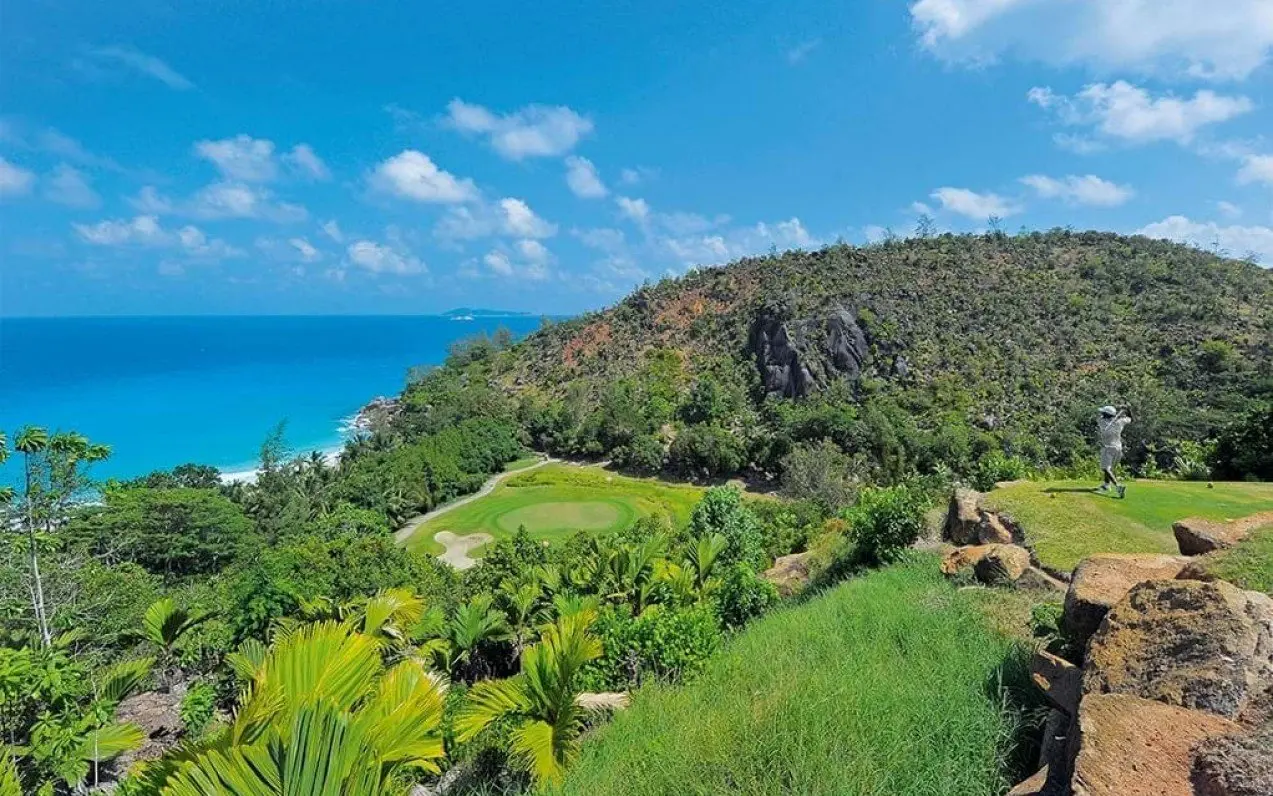 Aeiral view of an elevated tee shot at Lemuria Golf Club