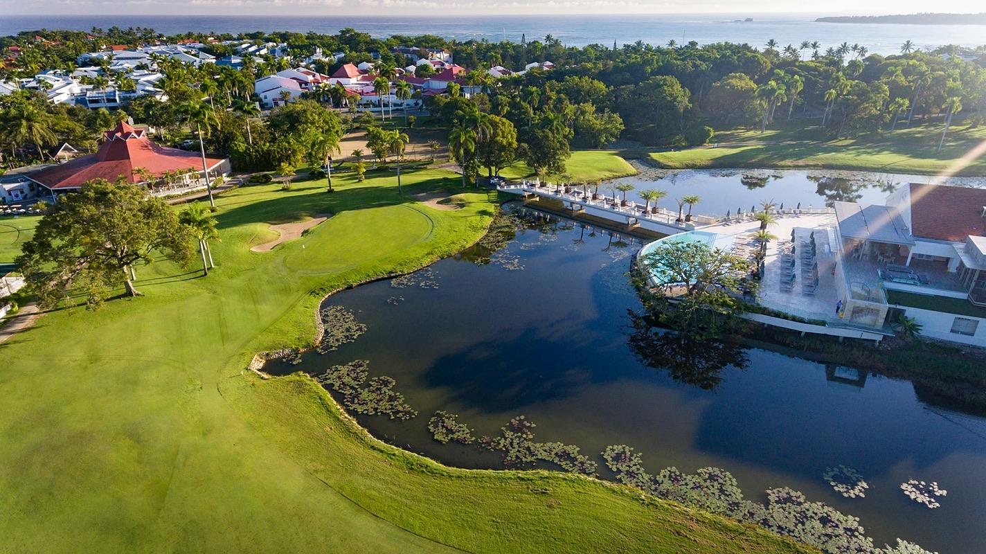 A well maintained fairway next to a water hazard
