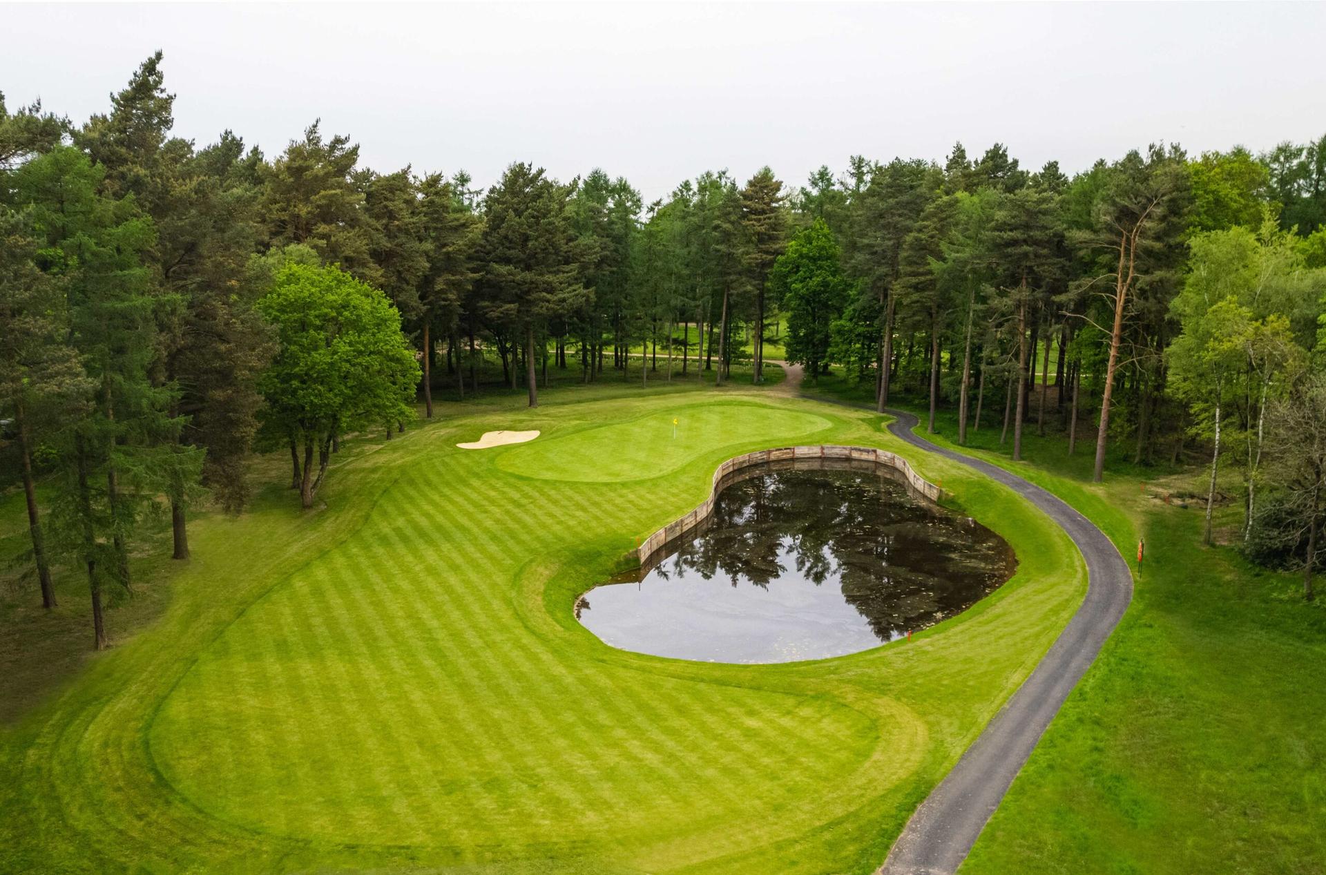 A smooth green sandwiched between a water hazard and sand bunker