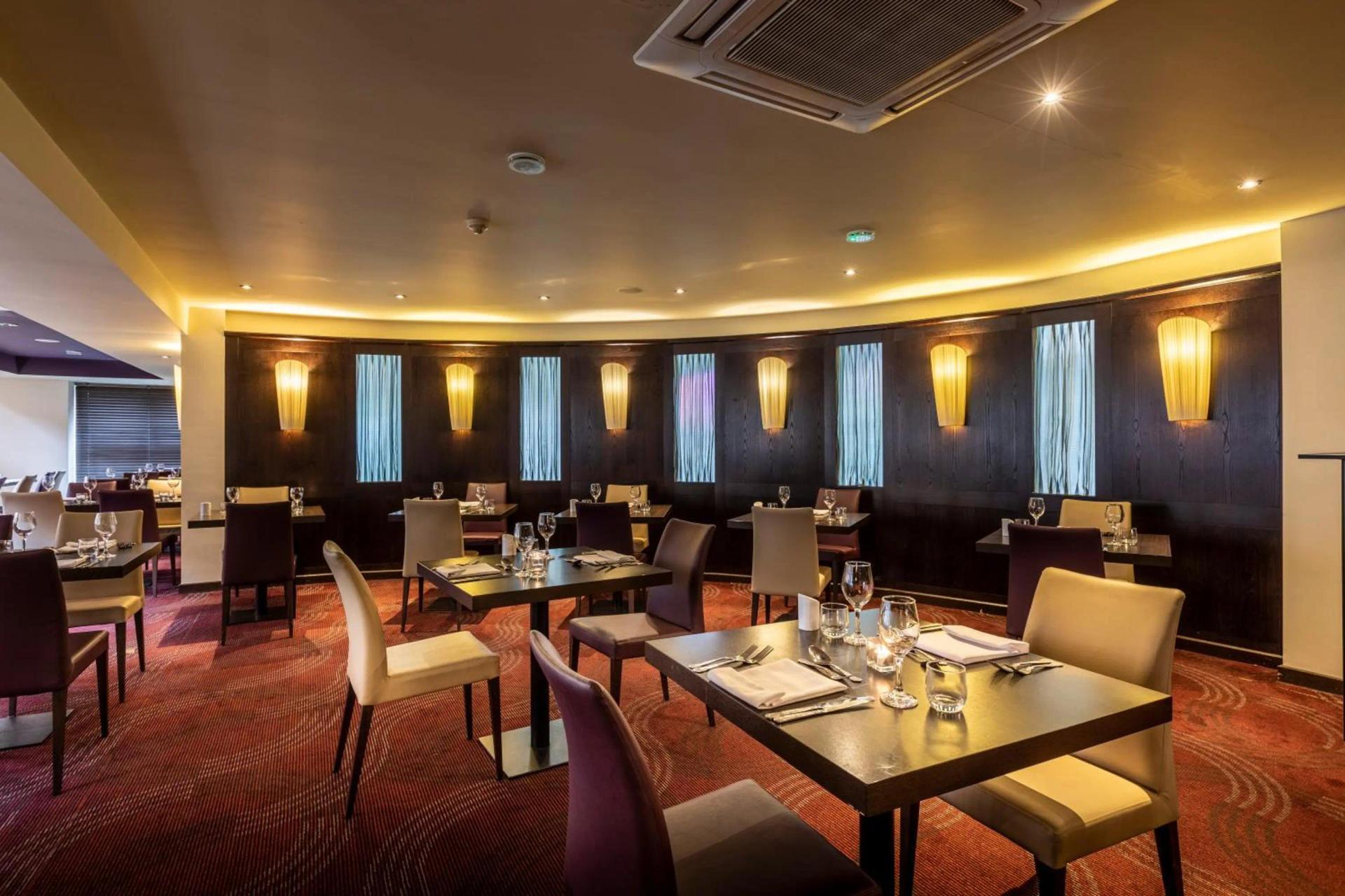 Indoor dining room at the Gloucester Robinswood Hotel, BW Signature Collection