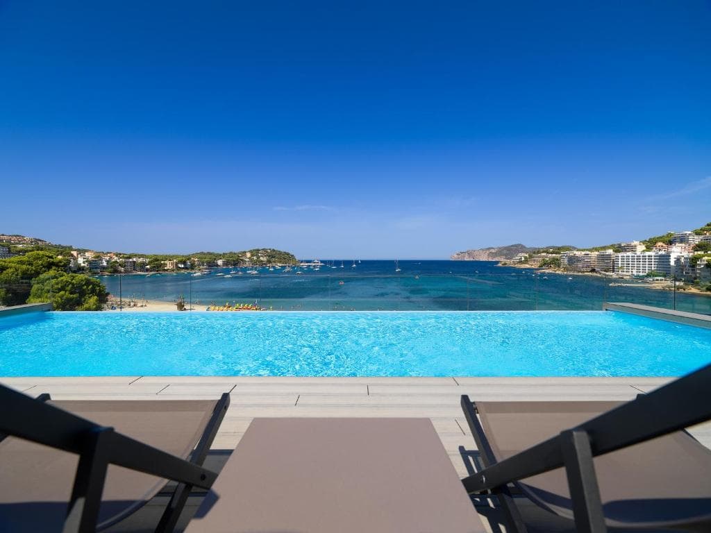 Balcony swimming pool with sunbeds and view of the ocean at H10 Casa Del Mar