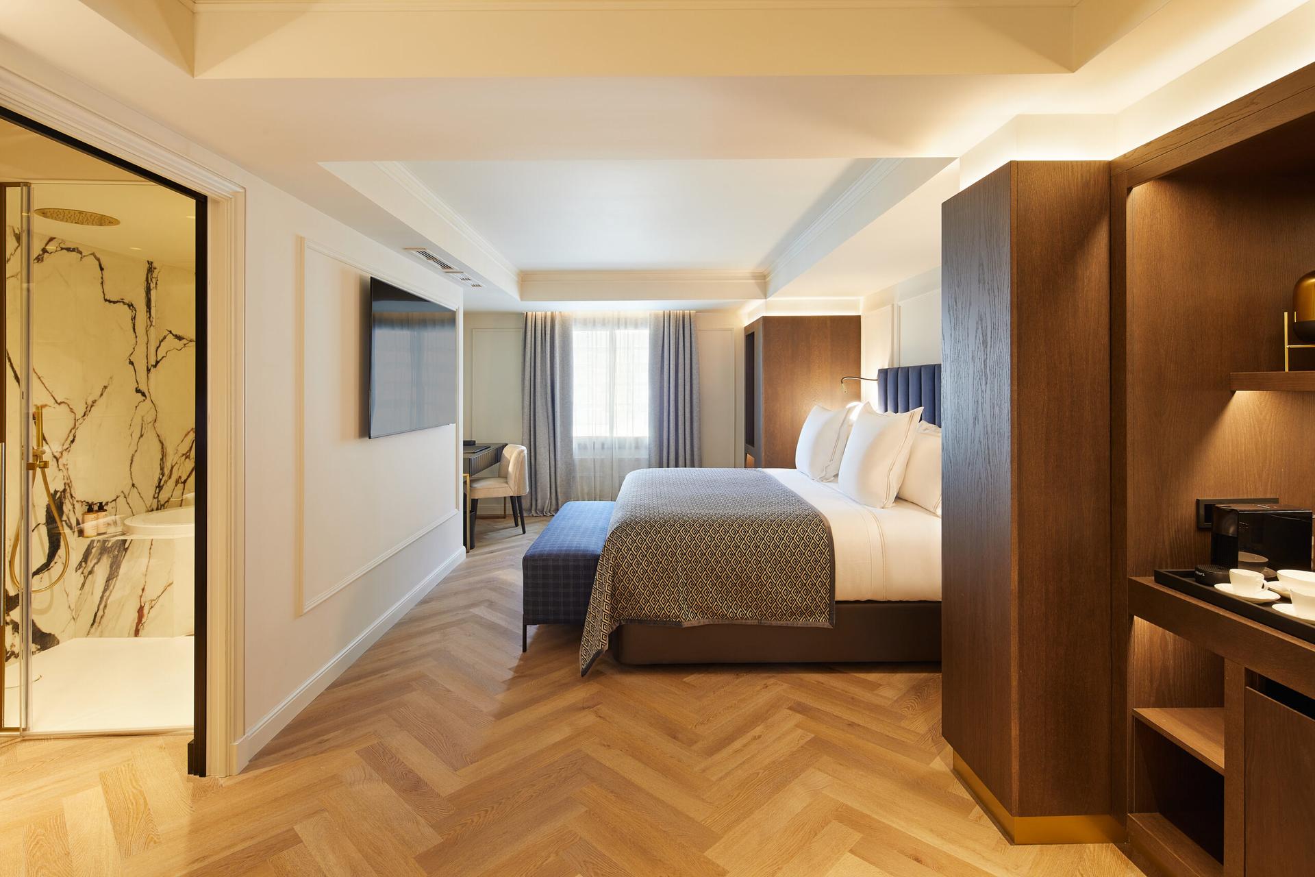 Spacious double bed suite at Hotel MiM Sotogrande Melia