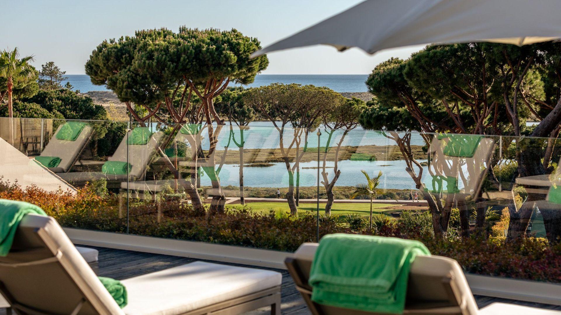 Balcony with sunbed at Hotel Quinta do Lago