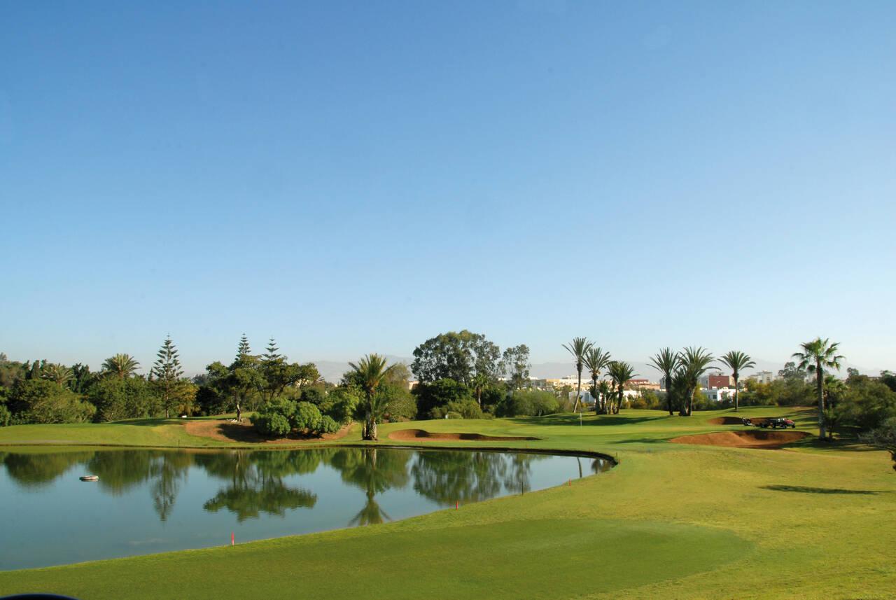 A well maintained fairway next to a water hazard