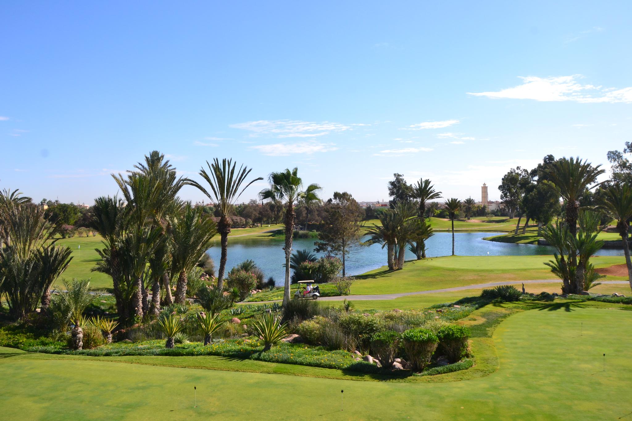 A well maintained fairway next to a water hazard
