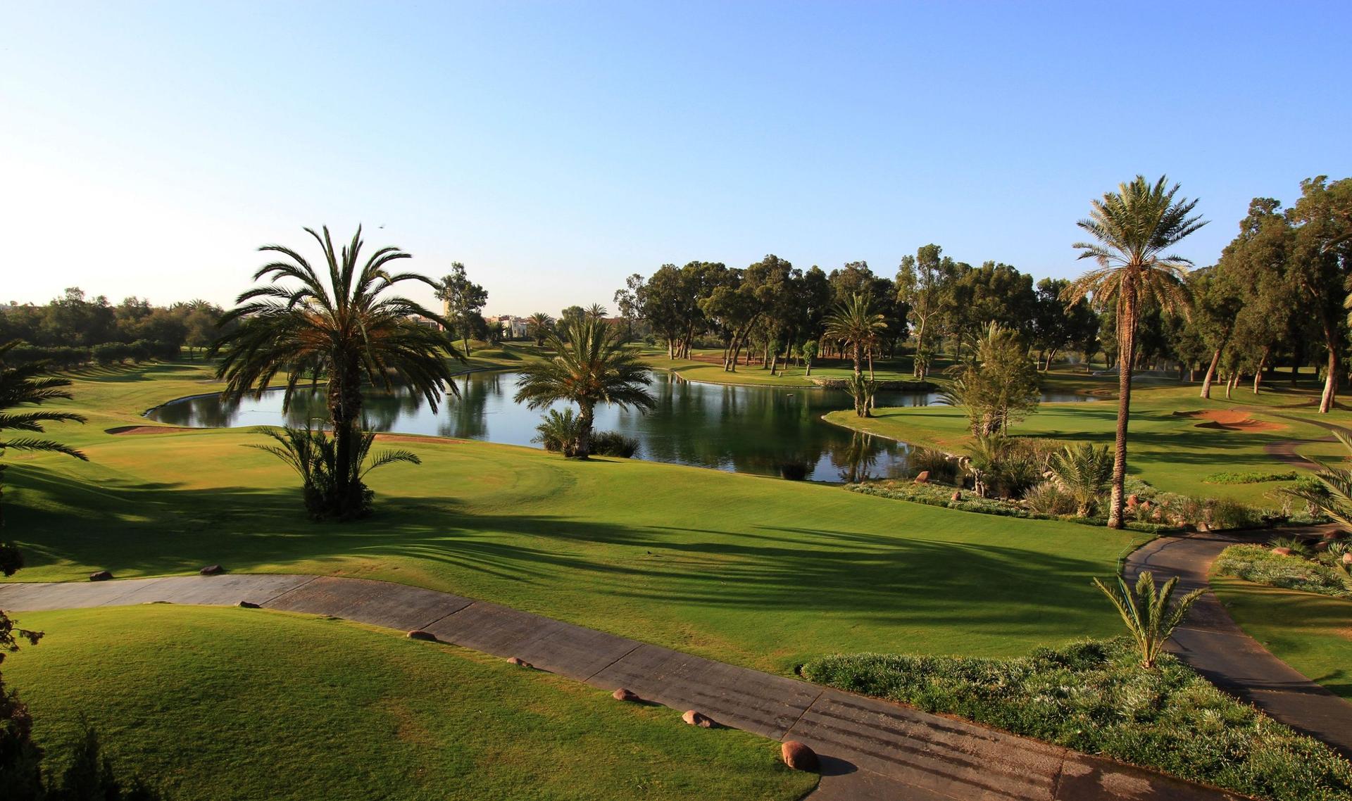A well maintained fairway next to a water hazard