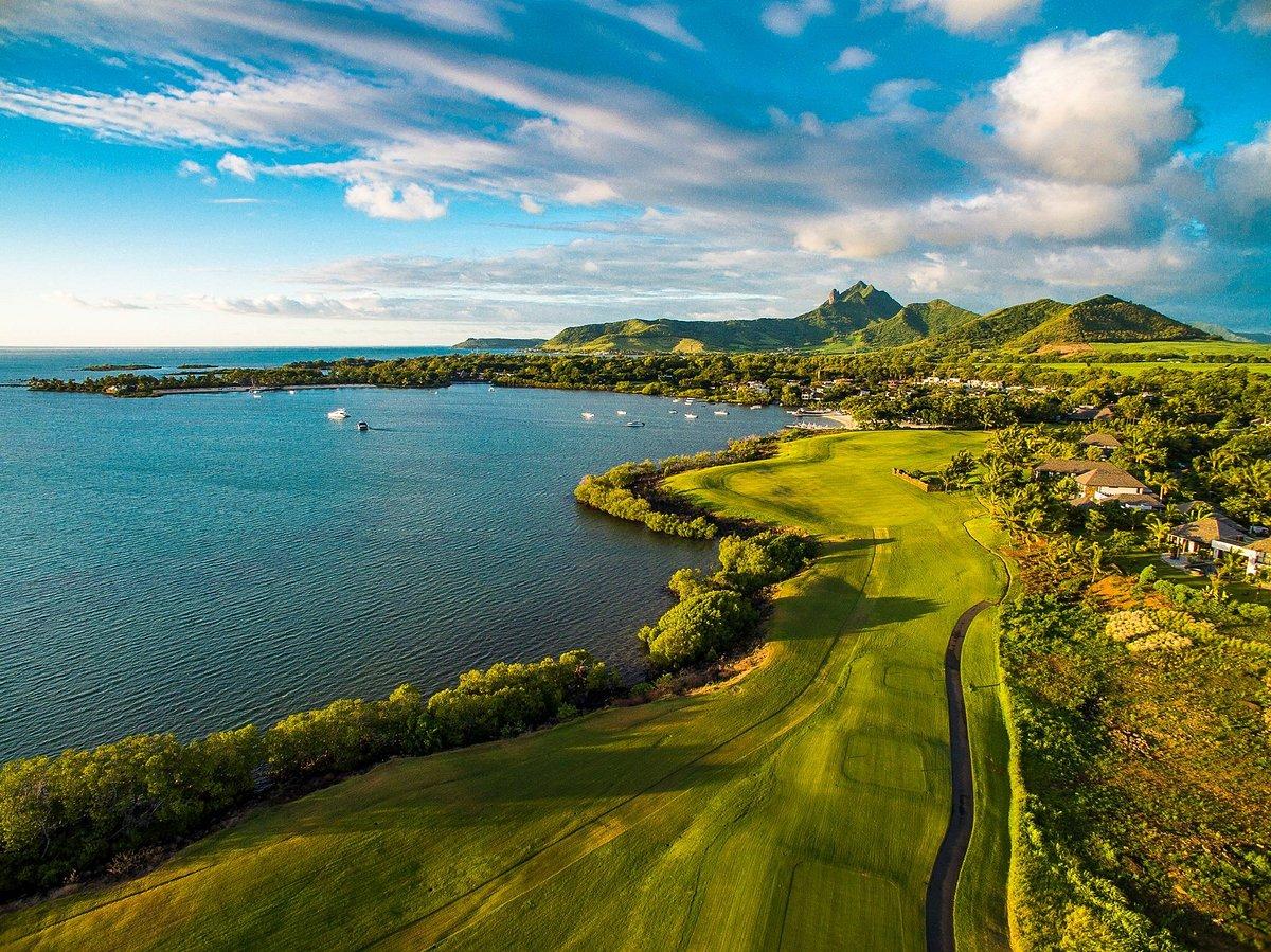 A well maintained fairway next to the coast