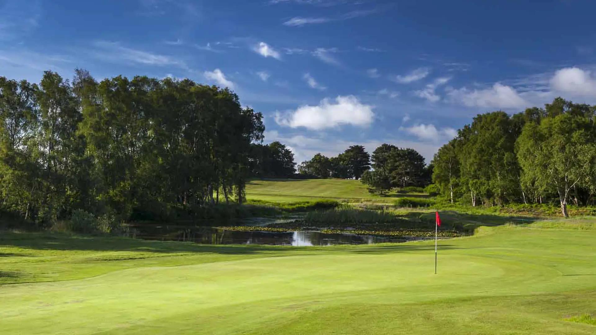 A smooth green next to a water hazard
