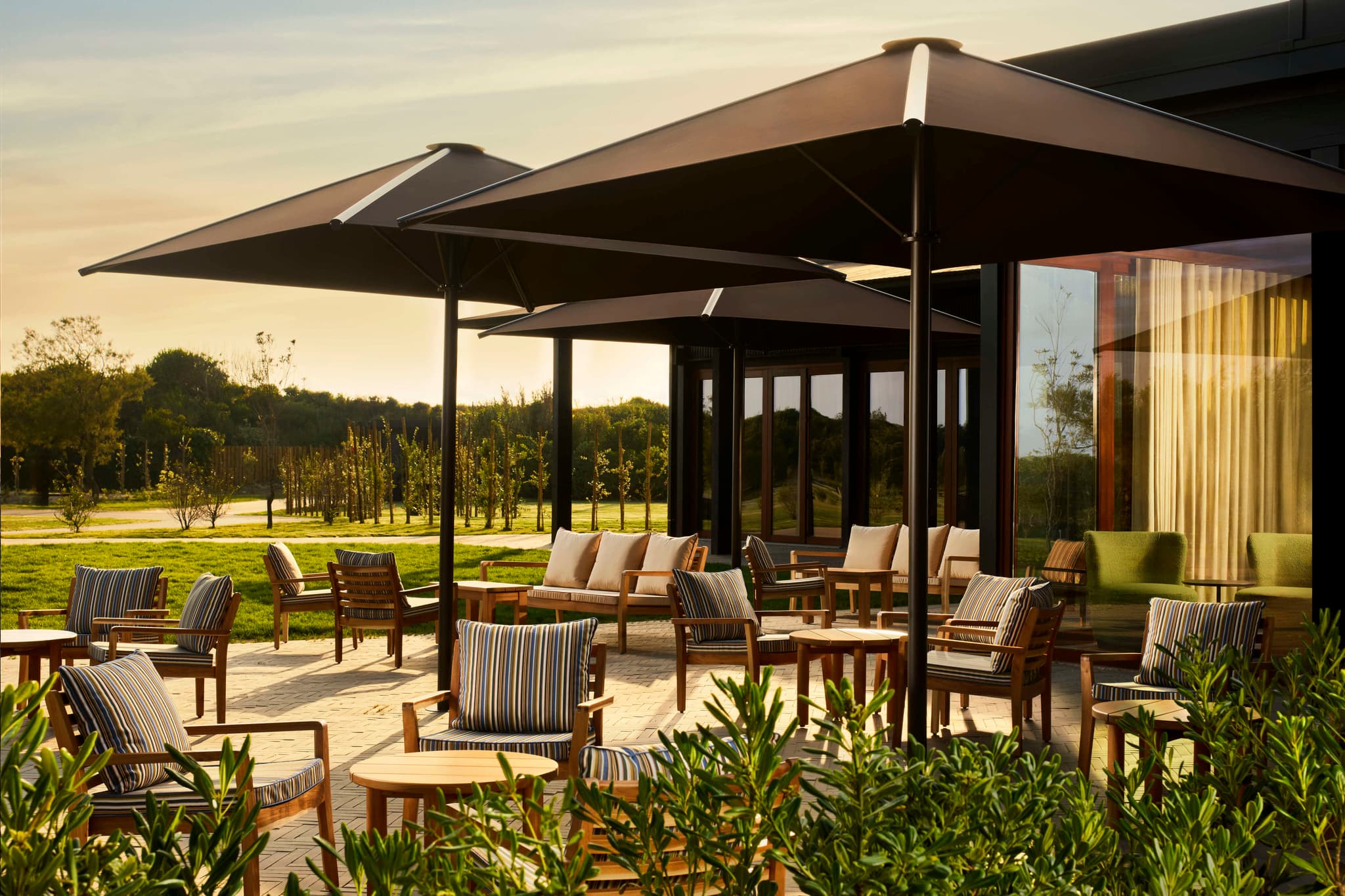 Outdoor dining area at the Tivoli Estela Golf & Lodges Porto