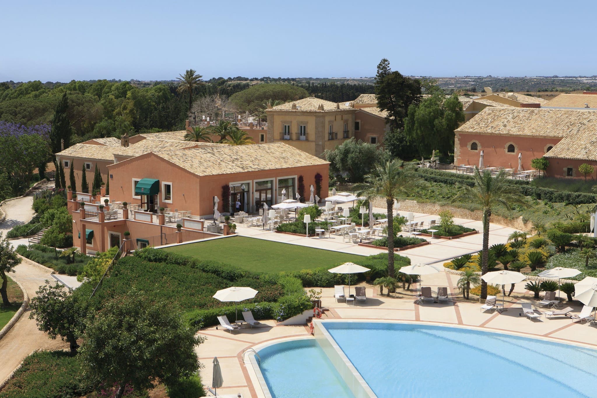 Panoramic view of the outdoor pool at Donnafugata Golf Resort & SPA