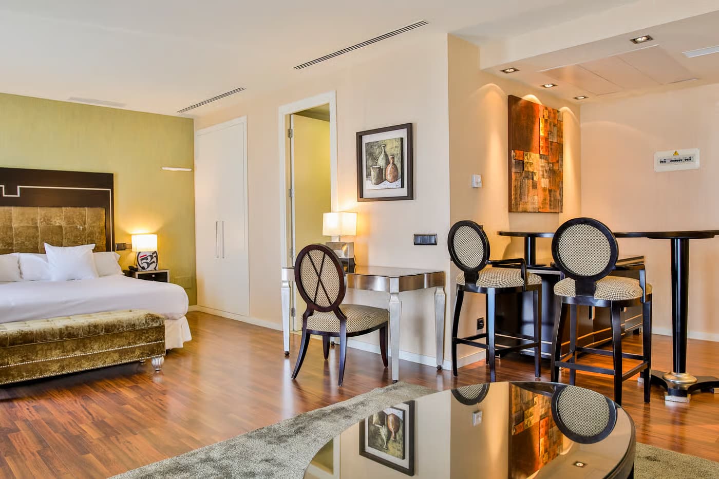 Spacious double bed suite at Hotel 525