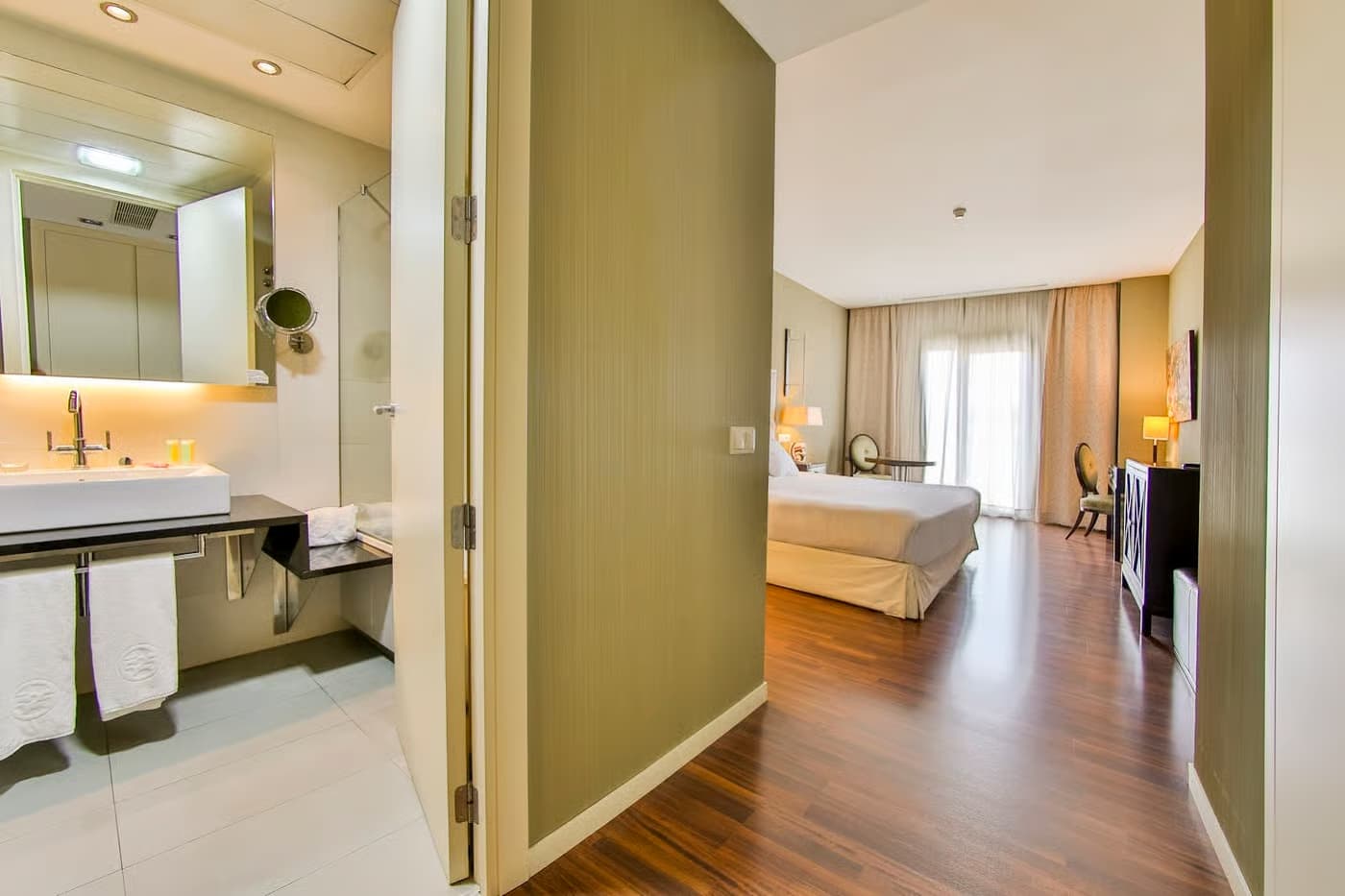 Bathroom and spacious double bed suite suite at Hotel 525