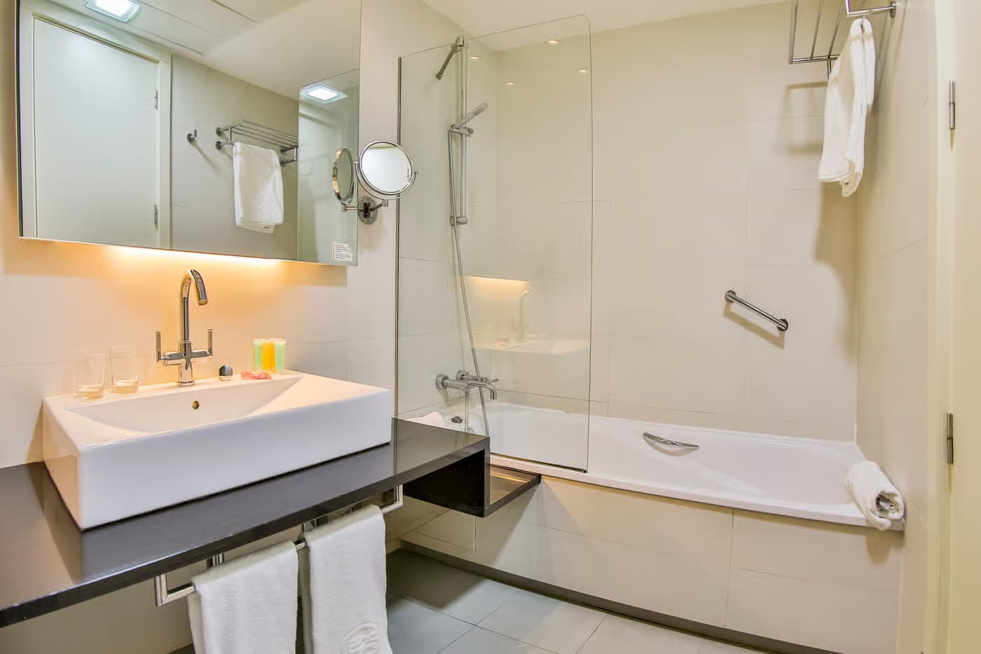 Bathroom as part of a double bed suite at Hotel 525
