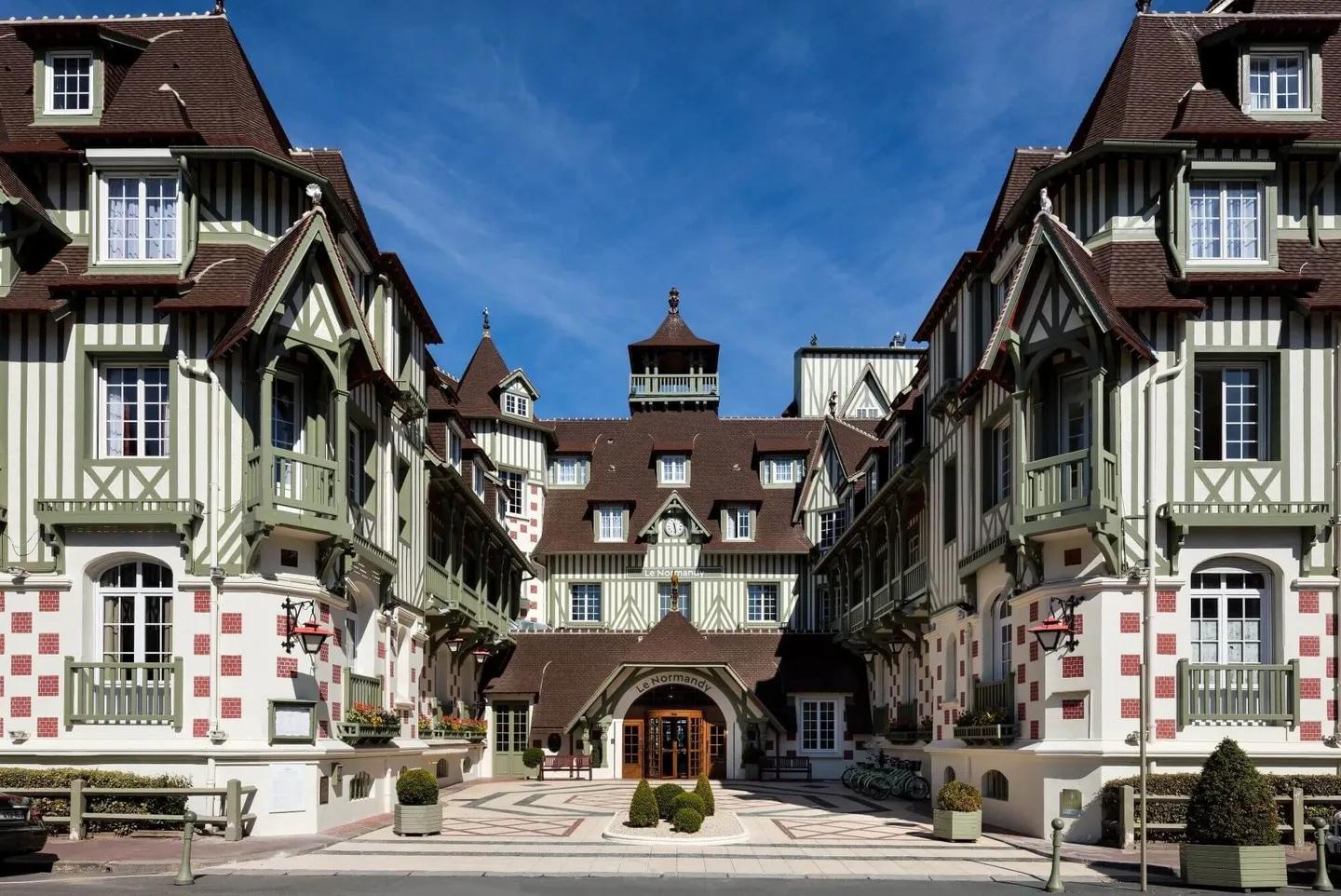 Entrance to Hotel Barriere L'Hotel du Golf