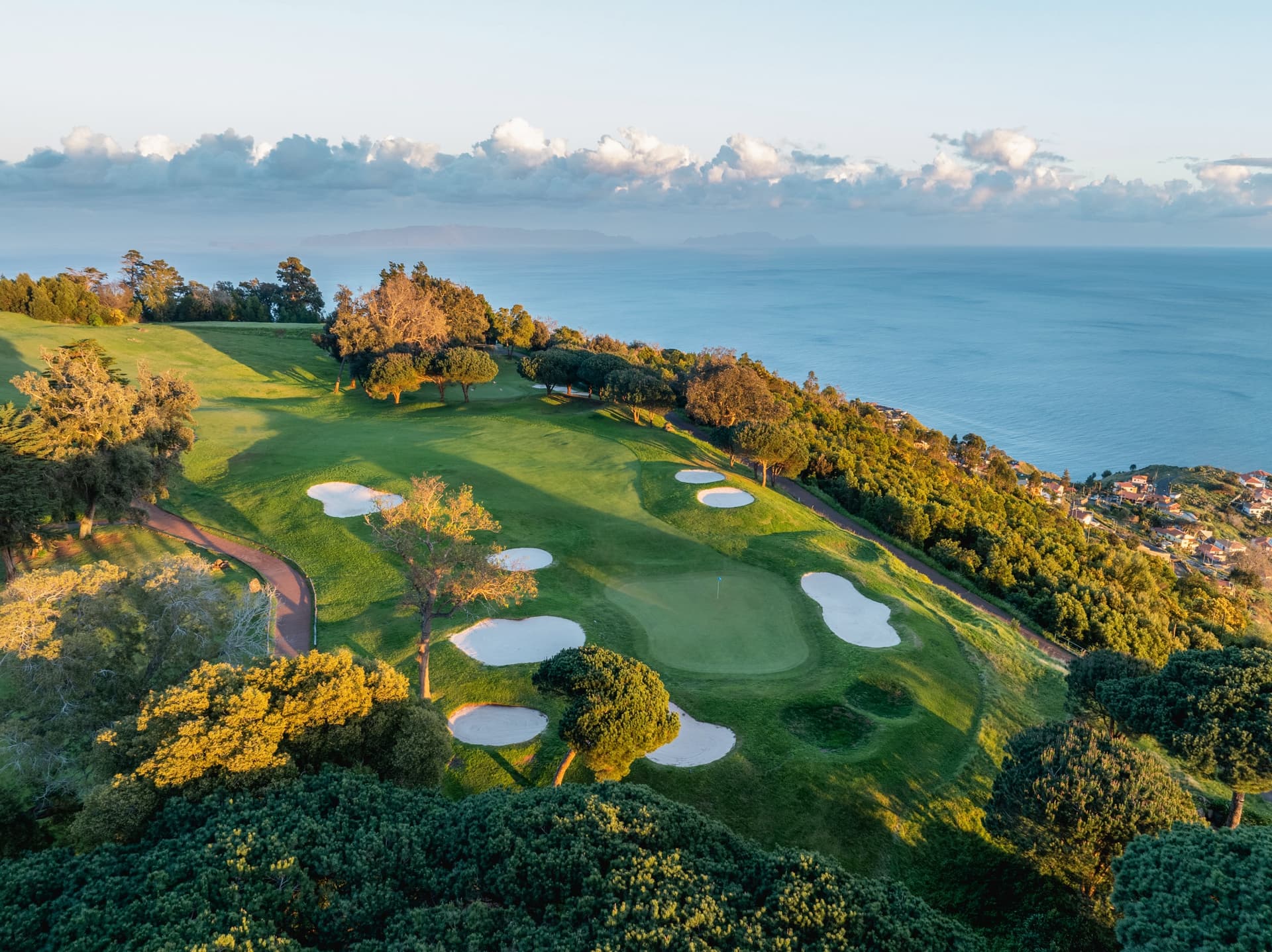 A well maintained coastal fairway leading to a smooth green