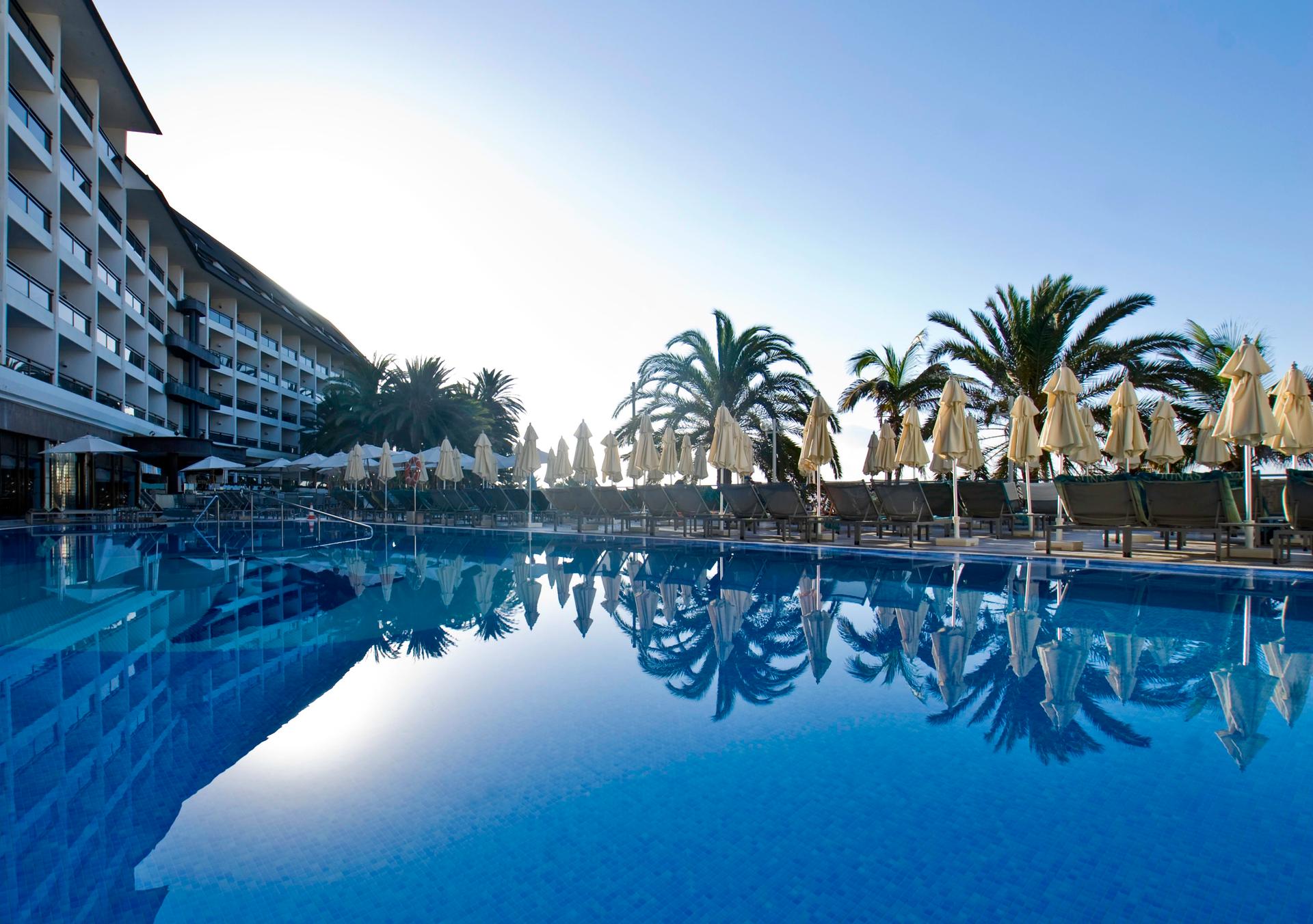 Outdoor swimming pool at Hotel Don Gregory by Dunas