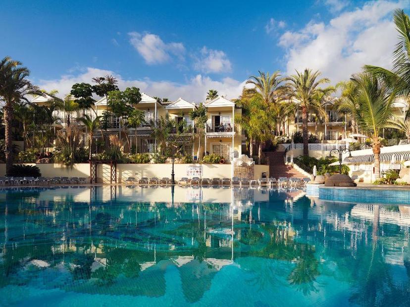 Panoramic view of the outdoor swimming pool at Hotel Gran Oasis Resort