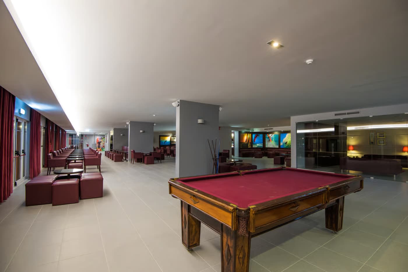 Lounging area with a pool table at Hotel Vila Gale Nautico