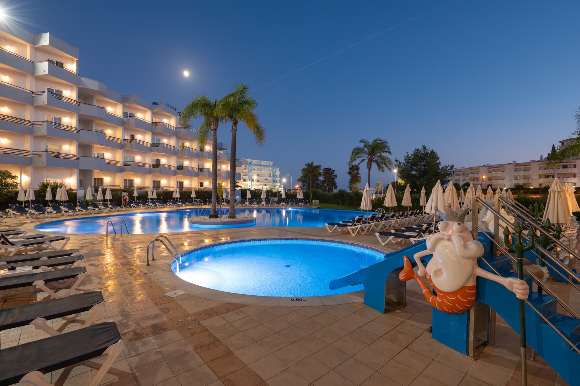 Panoramic view of the Hotel Vila Gale Nautico overlooking the outdoor pool