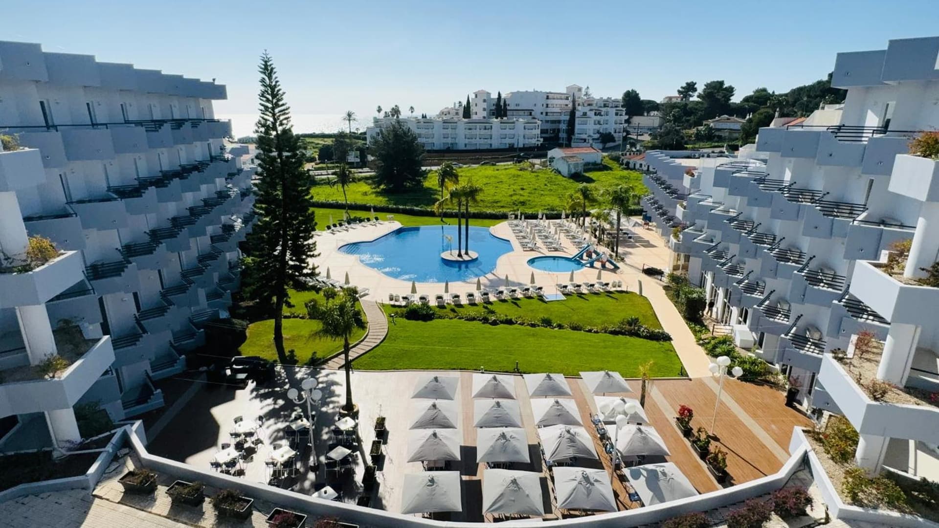 Overhead view of the outdoor pool of Hotel Vila Gale Nautico