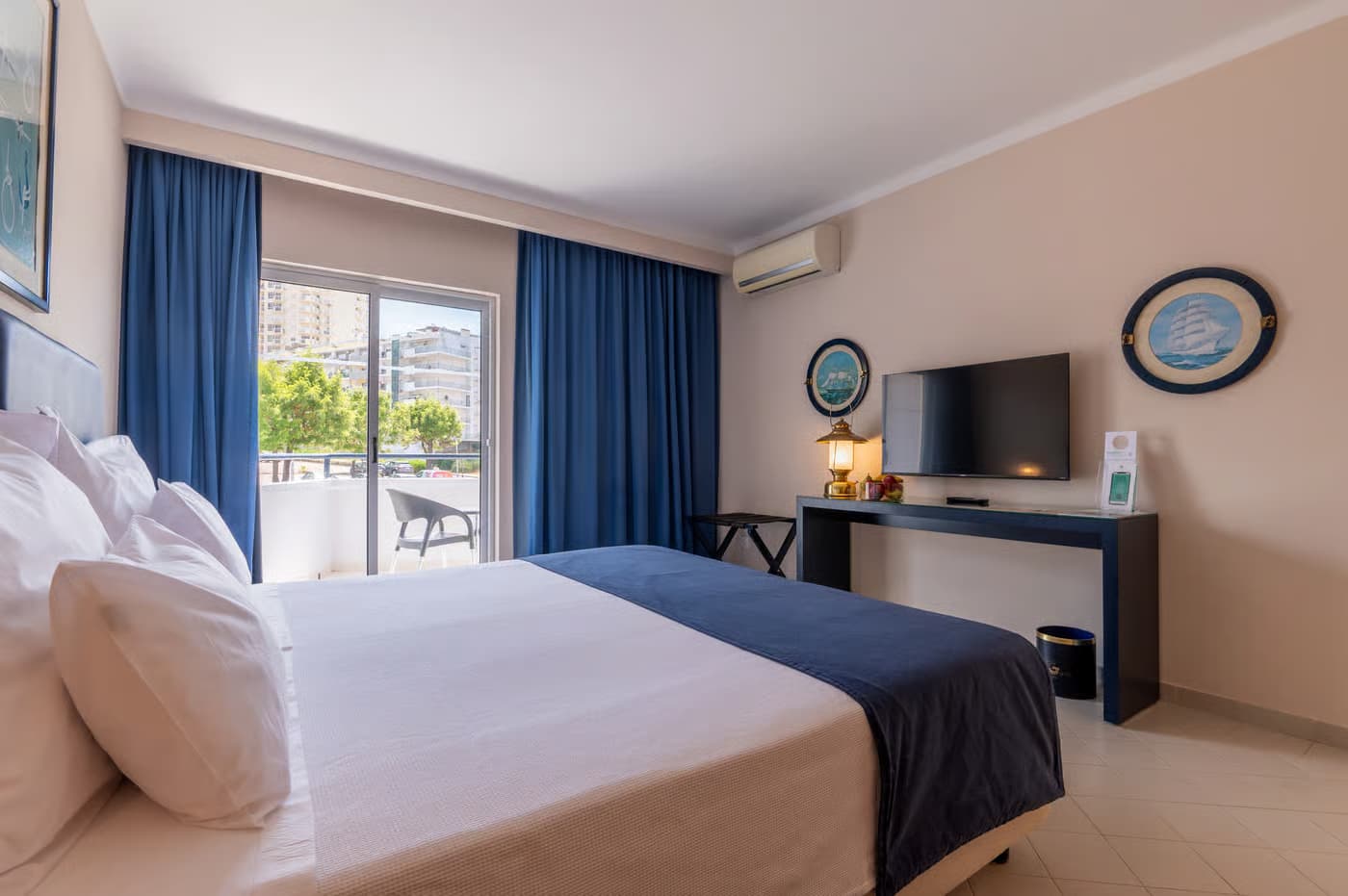 Double bed suite at Hotel Vila Gale Nautico