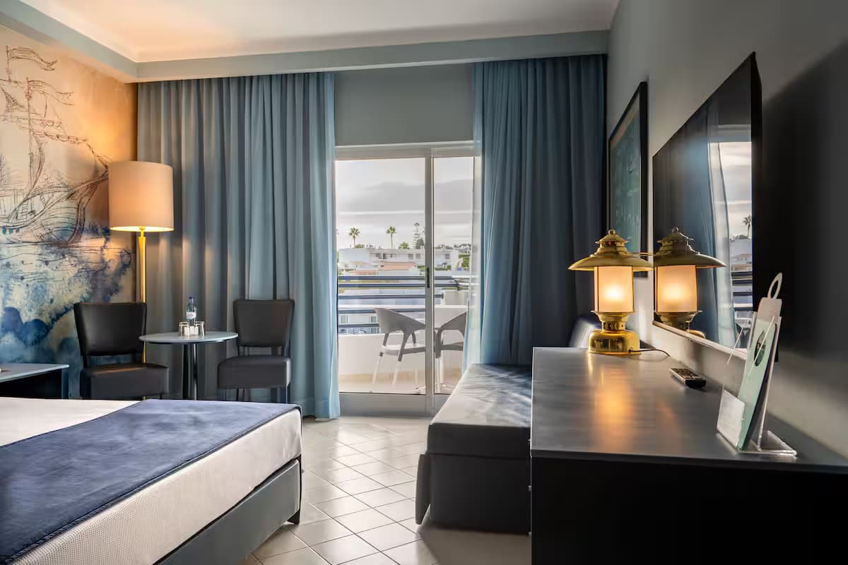 Double bed suite with balcony views at Hotel Vila Gale Nautico