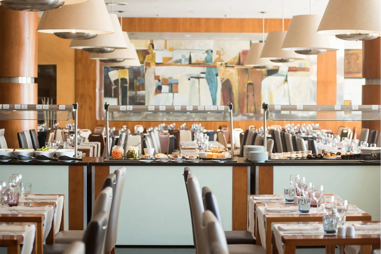 Food bar and dining room at Hotel Vila Gale Santa Cruz Hotel