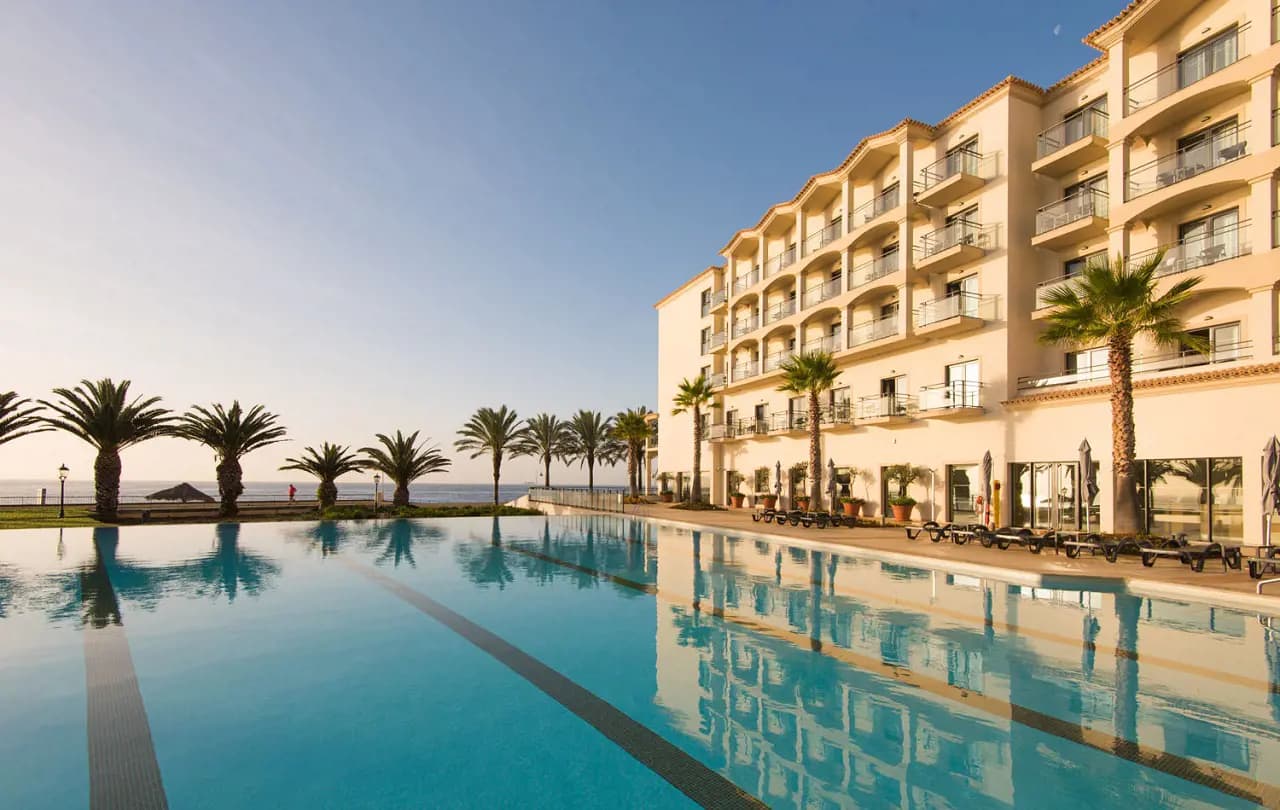 Outdoor swimming pool at Hotel Vila Gale Santa Cruz Hotel