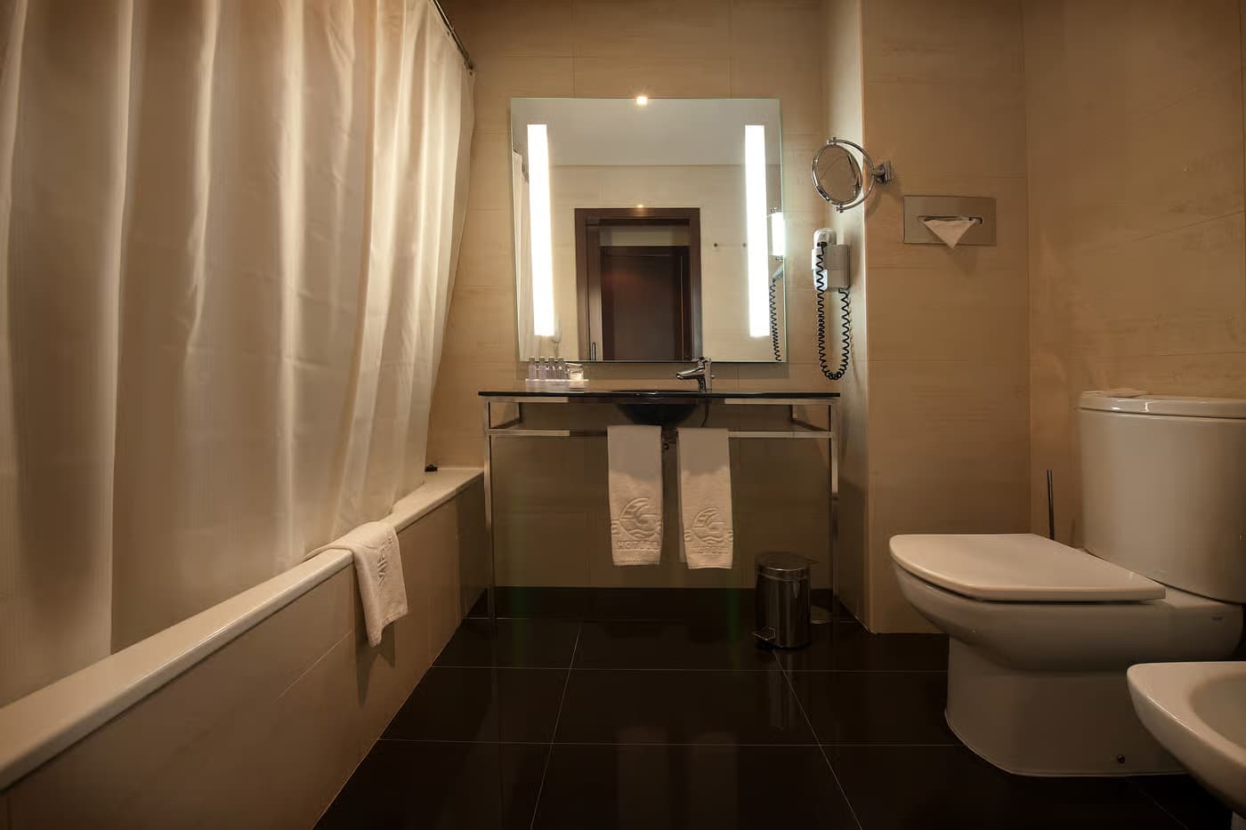 Bathroom as part of a suite at Hotel Vila Gale Santa Cruz Hotel