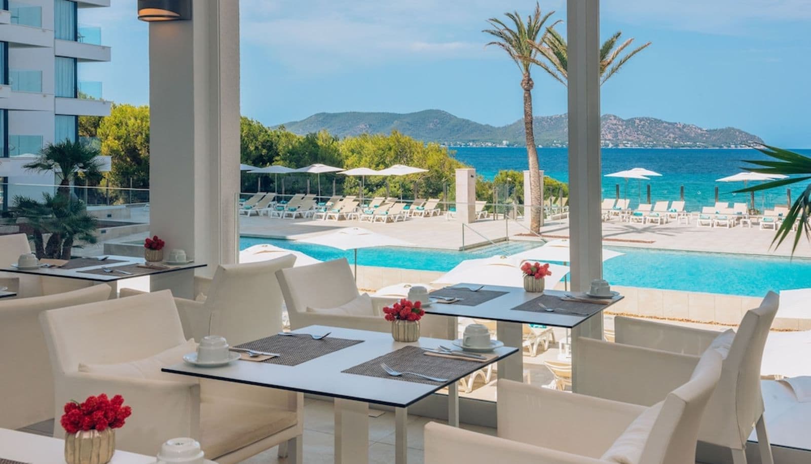Poolside dining at Iberostar Waves Cala Millor