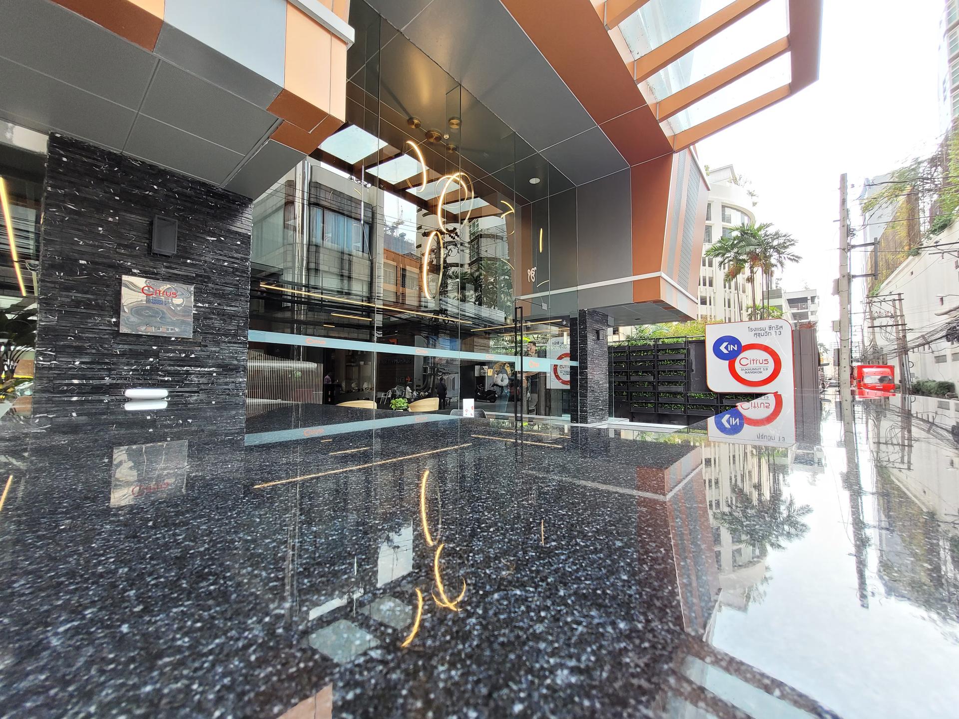 Front entrance to Citrus Suites