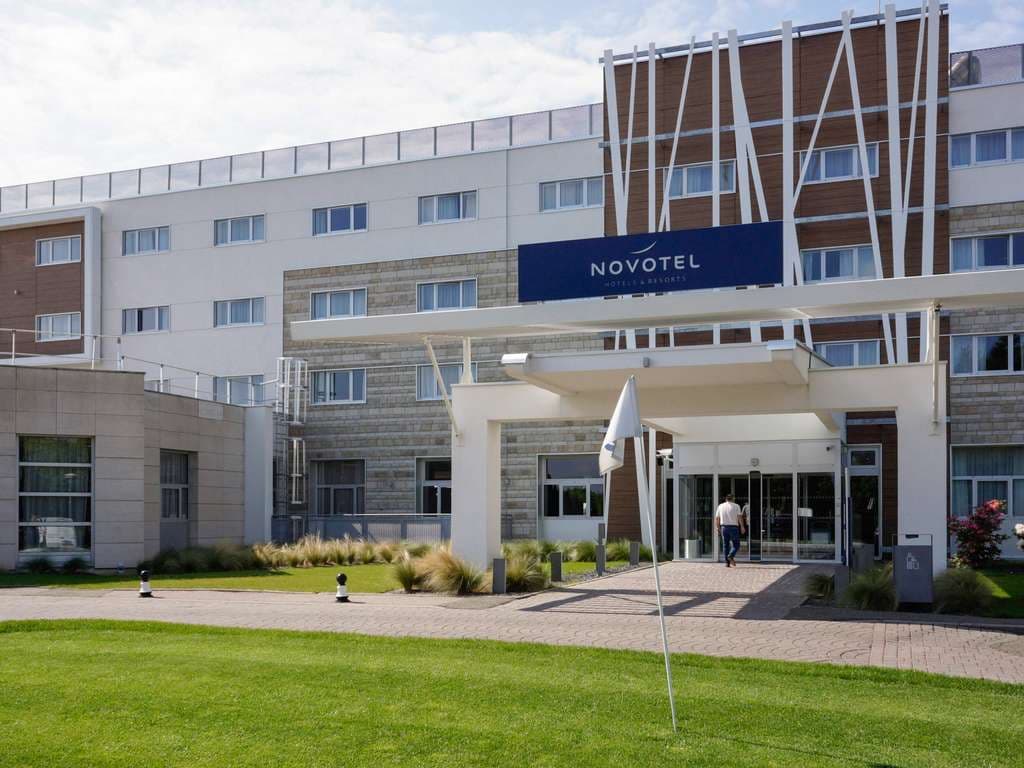 Front entrance to Novotel Saint Quentin en Yvelines