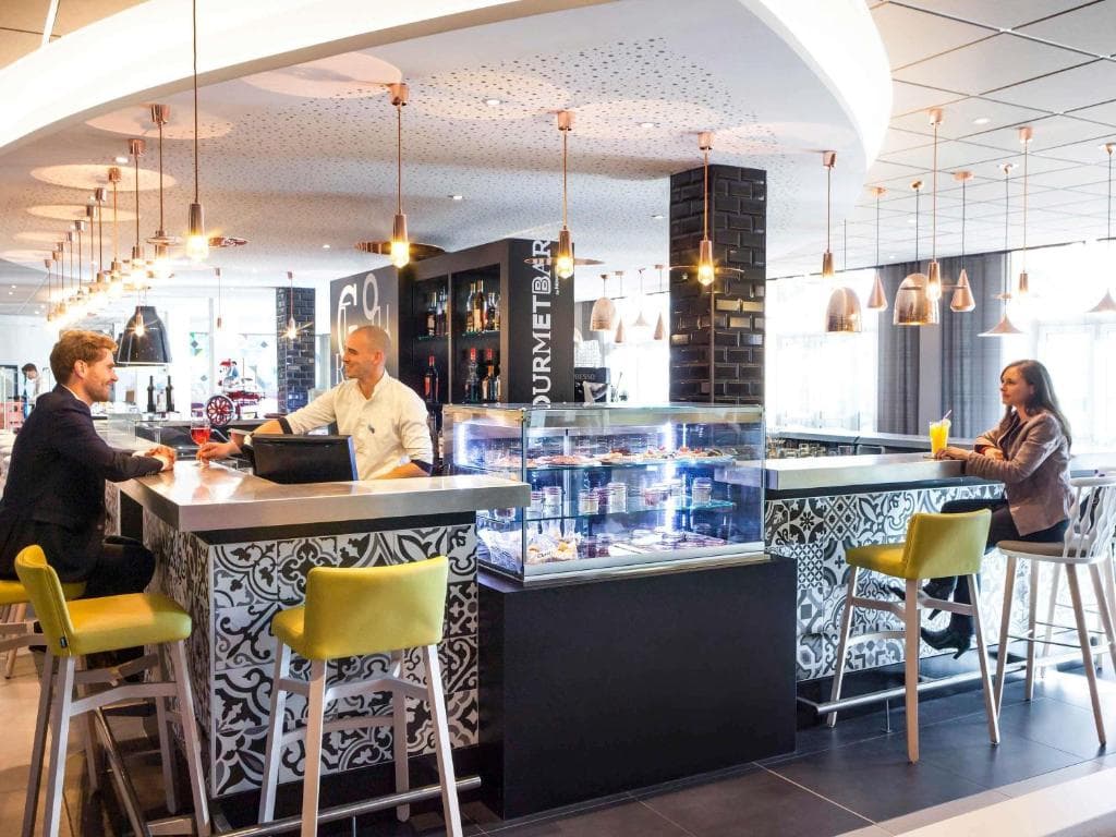Dining area at Novotel Saint Quentin en Yvelines