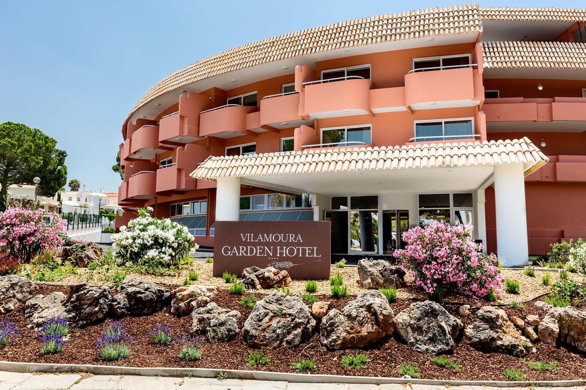 Panoramic view of the front entrance to Vilamoura Garden Hotel