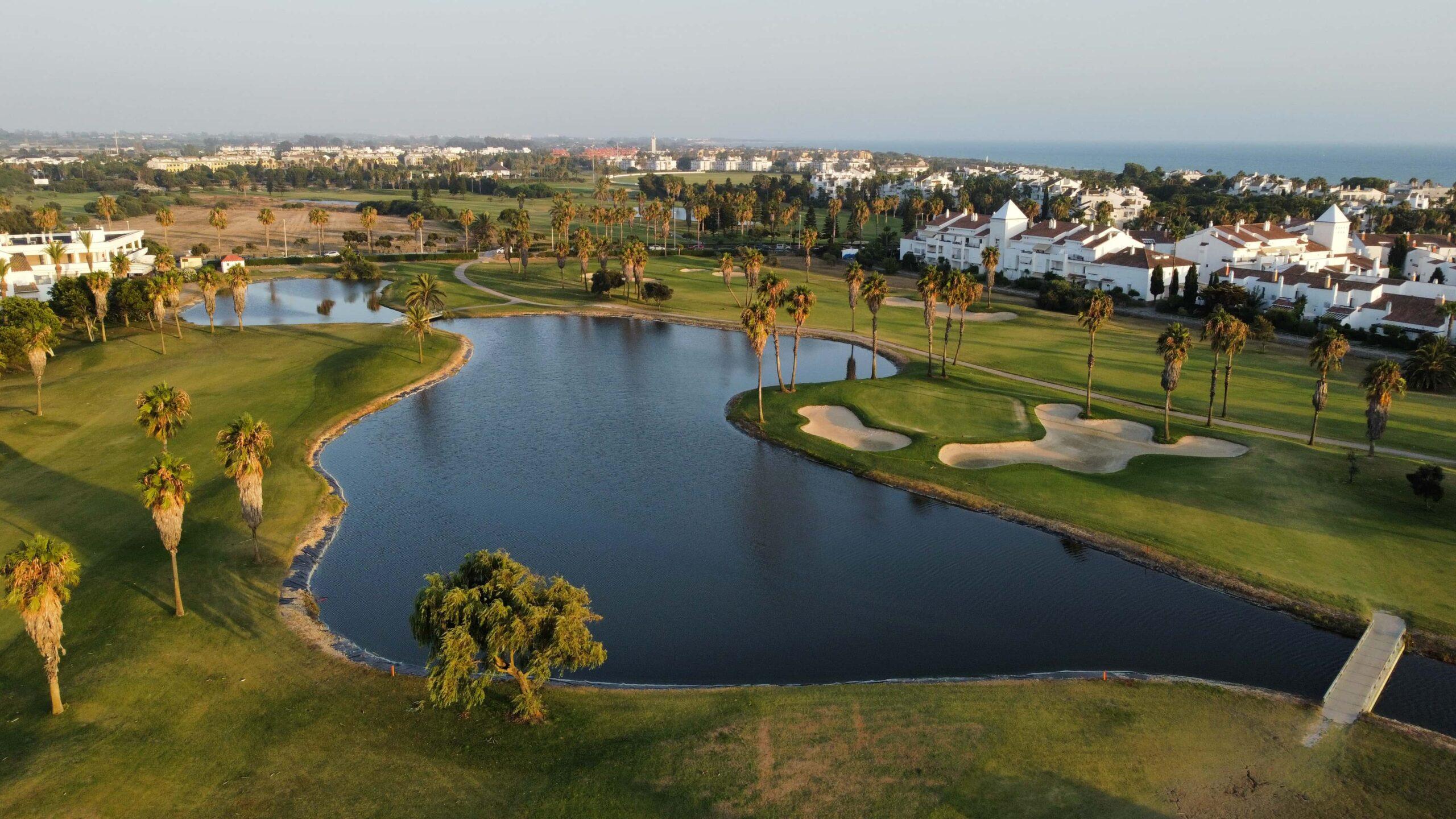Overhead view of a well maintained fairway next to a water hazard