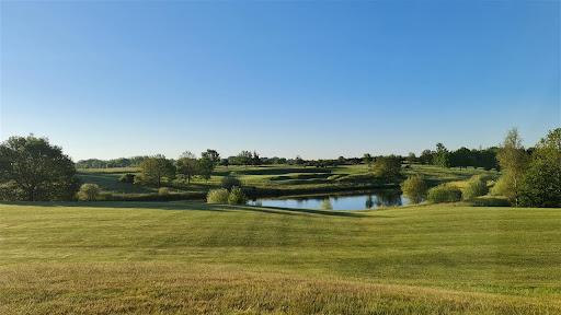 A well maintained fairway next to a water hazard