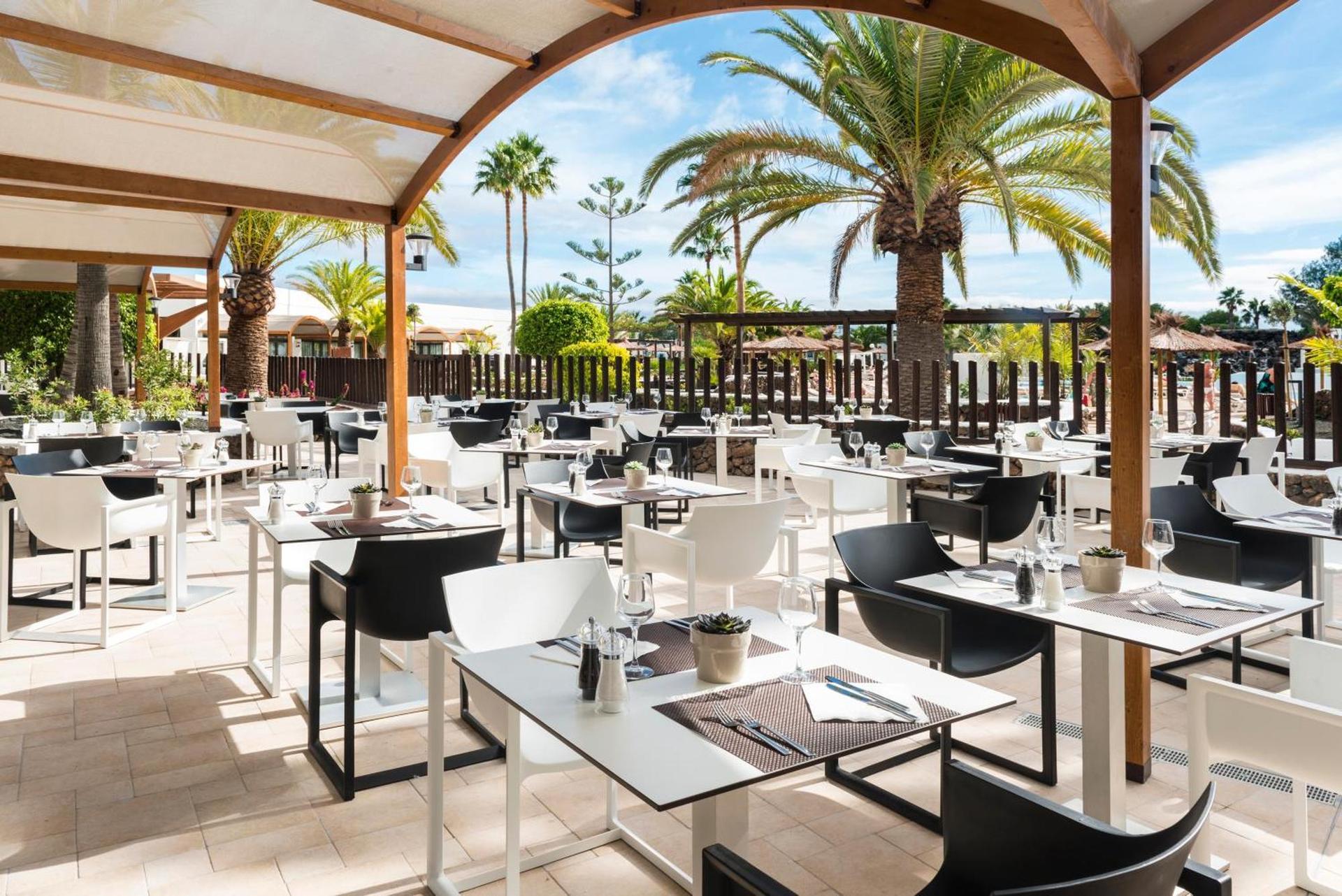 Outdoor dining area at Elba Lanzarote Royal Village Resort