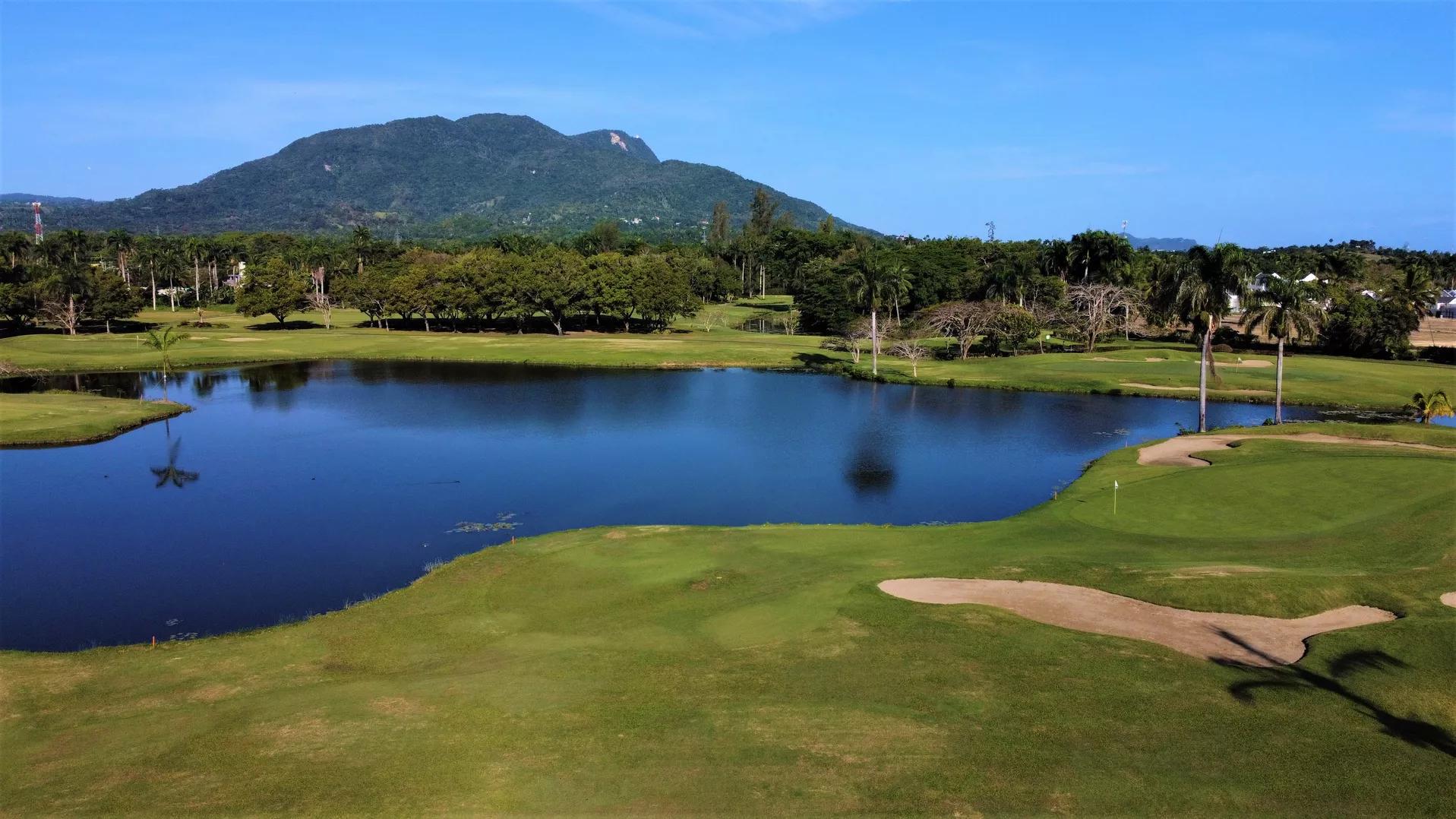 A well maintained fairway next to a water hazard