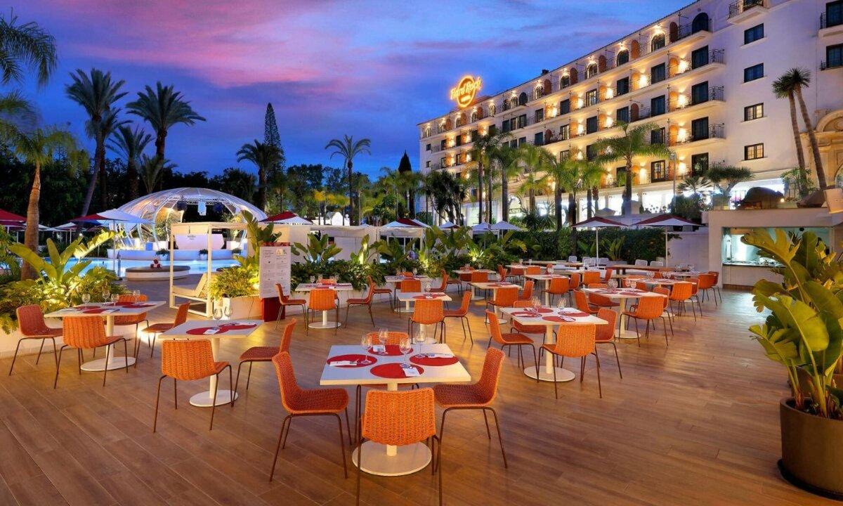 Outdoor dining and bar area