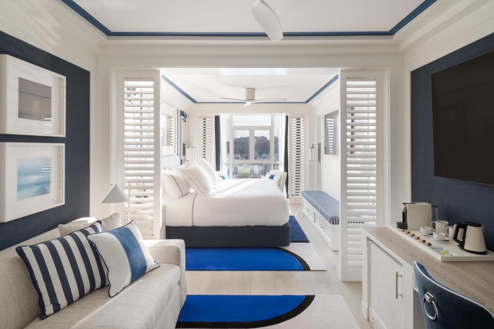 Spacious double bed suite at Hotel MiM Sotogrande Melia